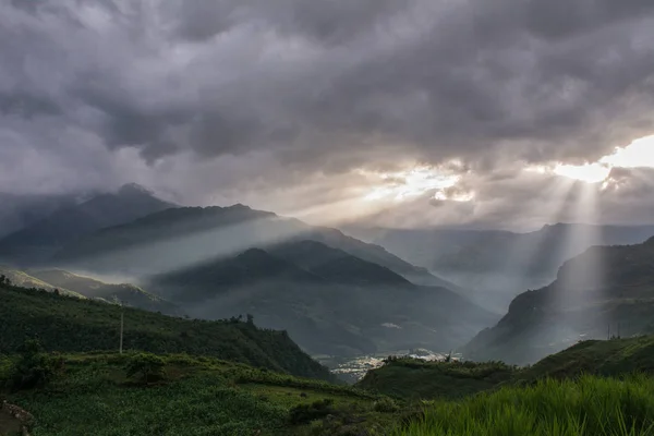 ベトナム北部の夕日山風景 マウント ファンシーパン山 — ストック写真