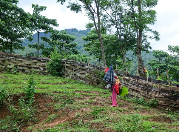 Vietnam Mayo 2016 Una Mujer Étnica Con Hijo Camino Rural —  Fotos de Stock