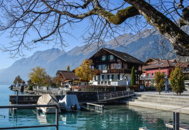 Brienz, İsviçre - 21 Ekim 2018. Geleneksel İsviçre Alpleri kırsal ahşap ev köyü alp, İsviçre.