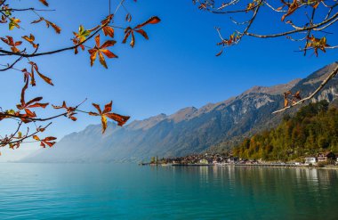 Brienz, İsviçre Gölü tarafındaki küçük bir kasaba. Turkuaz Gölü Brienz muhteşem dağ manzarası arasında ayarlanır.