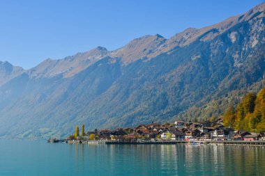 Brienz, İsviçre Gölü tarafındaki küçük bir kasaba. Turkuaz Gölü Brienz muhteşem dağ manzarası arasında ayarlanır.