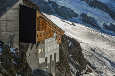 Gözlem istasyonu ve Aletsch Buzulu Jungfraujoch, İsviçre. Jungfrau (4158m) İsviçre en yüksek dorukları biridir.