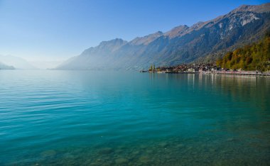 Brienz, İsviçre Gölü tarafındaki küçük bir kasaba. Turkuaz Gölü Brienz muhteşem dağ manzarası arasında ayarlanır.