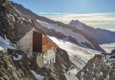 Gözlem istasyonu ve Aletsch Buzulu Jungfraujoch, İsviçre. Jungfrau (4158m) İsviçre en yüksek dorukları biridir.