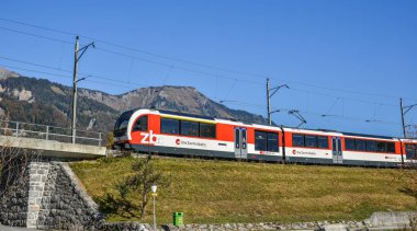 Brienz, İsviçre - 21 Ekim 2018. İsviçre Tren İstasyonu Brienz, İsviçre durdurma. 1847 yılında Baden için Zürih'ten ilk İsviçre demiryolu hattı açıldı.