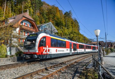 Brienz, İsviçre - 21 Ekim 2018. İsviçre Tren İstasyonu Brienz, İsviçre durdurma. 1847 yılında Baden için Zürih'ten ilk İsviçre demiryolu hattı açıldı.