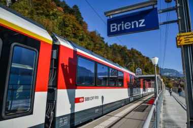 Brienz, İsviçre - 21 Ekim 2018. İsviçre Tren İstasyonu Brienz, İsviçre durdurma. 1847 yılında Baden için Zürih'ten ilk İsviçre demiryolu hattı açıldı.