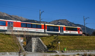 Brienz, İsviçre - 21 Ekim 2018. İsviçre Tren İstasyonu Brienz, İsviçre durdurma. 1847 yılında Baden için Zürih'ten ilk İsviçre demiryolu hattı açıldı.