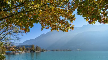 İsviçre göl günbatımı Brienz, İsviçre'de. Turkuaz Gölü Brienz muhteşem dağ manzarası arasında ayarlanır.
