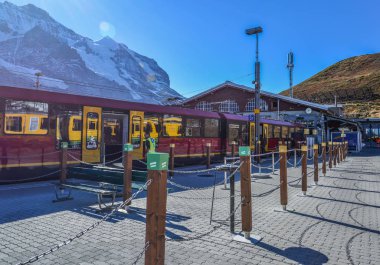 Grindelwald, İsviçre - 20 Ekim 2018. Kırmızı Bernese Oberland'deki / demiryolu tren Grindelwald Tren İstasyonu platformu durdurma.