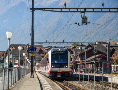 Brienz, İsviçre - 21 Ekim 2018. İsviçre Tren İstasyonu Brienz, İsviçre durdurma. 1847 yılında Baden için Zürih'ten ilk İsviçre demiryolu hattı açıldı.