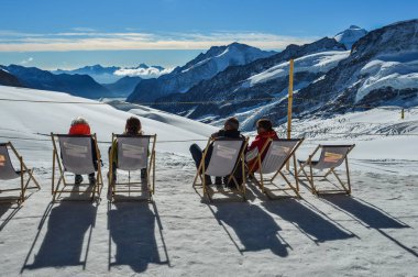 Jungfrau, İsviçre - 20 Ekim 2018. Peyzaj ve Mount Jungfrau doğa sabah mavi gökyüzü ile ahşap sandalye görünümden.