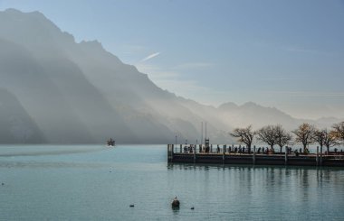 İsviçre göl günbatımı Brienz, İsviçre'de. Turkuaz Gölü Brienz muhteşem dağ manzarası arasında ayarlanır.