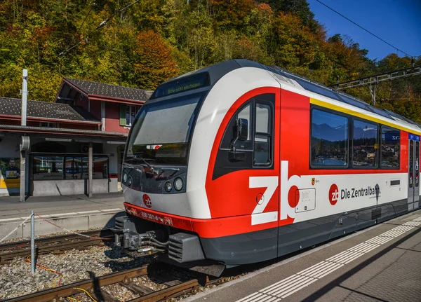 Brienz, İsviçre - 21 Ekim 2018. İsviçre Tren İstasyonu Brienz, İsviçre durdurma. 1847 yılında Baden için Zürih'ten ilk İsviçre demiryolu hattı açıldı.