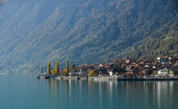Маленький Городок Берегу Озера Бриенц Швейцария Бирюзовое Озеро Бридж Расположено — стоковое фото