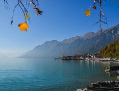 Brienz, İsviçre Gölü tarafındaki küçük bir kasaba. Turkuaz Gölü Brienz muhteşem dağ manzarası arasında ayarlanır.