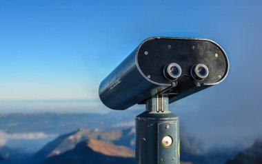 Halk önünde kar dağ zirveleri Jungfraujoch, İsviçre üzerinden bir görünüm dürbün.