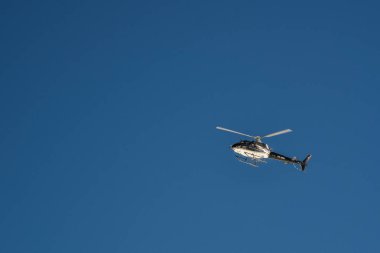 Jungfrau, İsviçre - 20 Ekim 2018. Mavi gökyüzünde uçan yüksek helikopter, Jungfraujoch tepe (İsviçre görüntüleme).