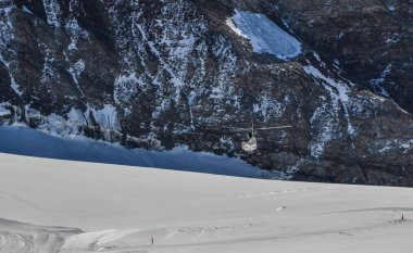 Turist helikopter Jungfraujoch, İsviçre buzulda iniş.