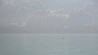 İsviçre göl günbatımı Brienz, İsviçre'de. Turkuaz Gölü Brienz muhteşem dağ manzarası arasında ayarlanır.
