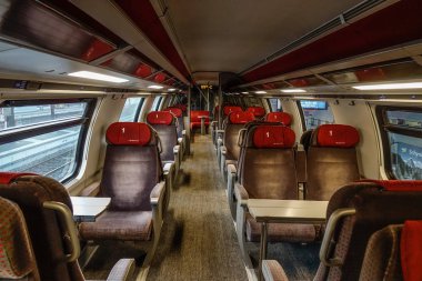 Interlaken, İsviçre - 21 Ekim 2018. İç birinci sınıf İsviçre tren. İsviçre dünya en iyi demiryolu sistemi vardır.