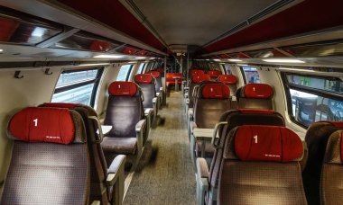 Interlaken, İsviçre - 21 Ekim 2018. İç birinci sınıf İsviçre tren. İsviçre dünya en iyi demiryolu sistemi vardır.