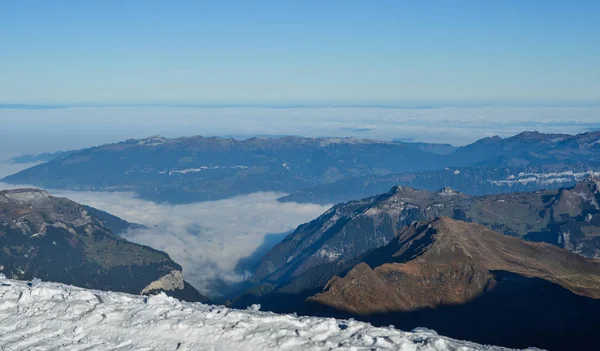 ユングフラウヨッホ駅 スイス連邦共和国の眺めからアルプスの山々 の景色 — ストック写真
