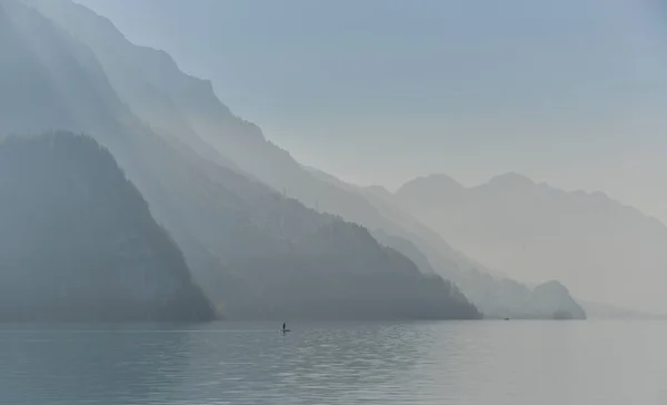 スイスのブリエンツで日没時スイスの湖 ターコイズ ブリエンツ湖が壮大な山の景色の中で設定されています — ストック写真