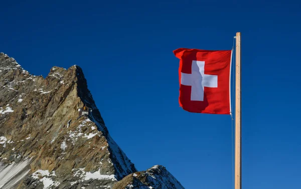 Drapeau Suisse Sur Sommet Jungfrau Suisse Pic Neige Fond Bleu — Photo