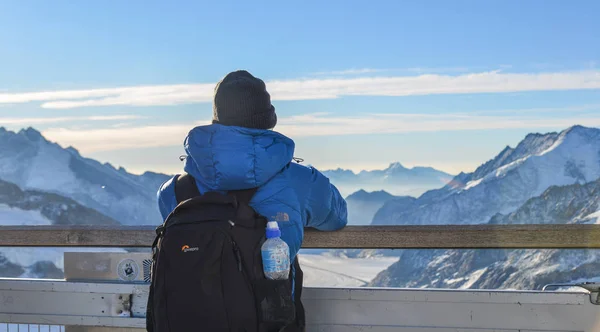 Jungfraujoch Zwitserland Oktober 2018 Een Man Met Een Rugzak Genieten — Stockfoto