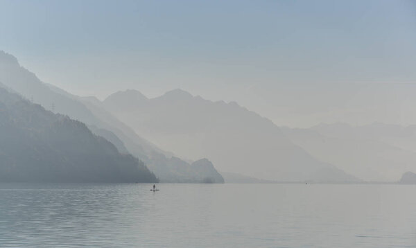 Швейцарское озеро на закате в Бриенце, Швейцария. Бирюзовое озеро Бридж расположено посреди захватывающего горного пейзажа
.