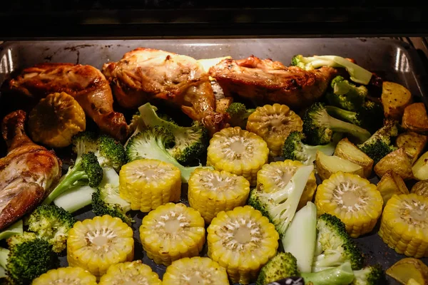 Barbecue Poitrine Poulet Fait Maison Servi Avec Des Légumes Grillés — Photo