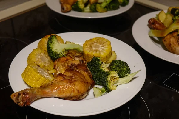 Grilla Domowe Pierś Kurczaka Podawane Grillowanymi Warzywami — Zdjęcie stockowe