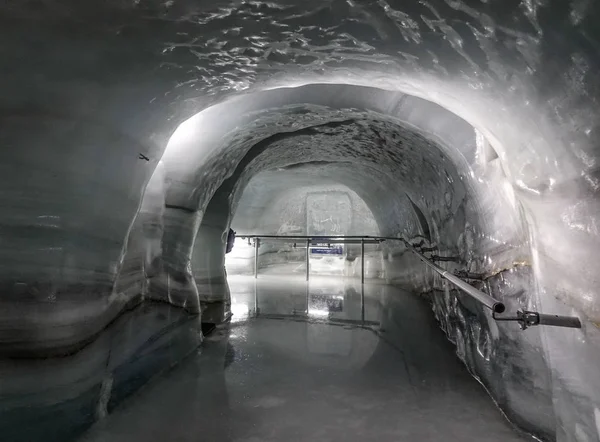 スイス ユングフラウ 2018 日ユングフラウヨッホ駅 スイス連邦共和国の氷宮殿でトンネルを歩く — ストック写真