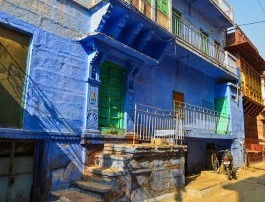 Jodhpur, Hindistan - 6 Kasım 2017. Jodhpur, Hindistan mavi binalarda. Jodhpur Rajasthan eyaletinde ikinci büyük kentidir.