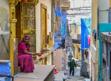 Jodhpur, Hindistan - 6 Kasım 2017. Sari Jodhpur, Hindistan eski şehir, kadınlar. Jodhpur Rajasthan eyaletinde ikinci büyük kentidir.