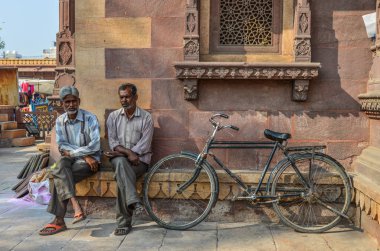 Jodhpur, Hindistan - 6 Kasım 2017. Bisiklet Street Jodhpur, Hindistan Hint erkeklerle. Jodhpur Rajasthan eyaletinde ikinci büyük kentidir.