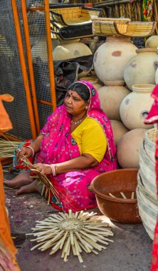 Jodhpur, Hindistan - 6 Kasım 2017. Çanak çömlek dükkanı Jodhpur, Hindistan bir kadın. Jodhpur Rajasthan eyaletinde ikinci büyük kentidir.