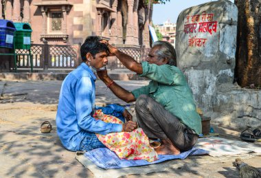 Jodhpur, Hindistan - 6 Kasım 2017. Bir adam bir tıraş Jodhpur, Hindistan bir sokak kuaför dükkanında alır. Jodhpur Rajasthan eyaletinde ikinci büyük kentidir.