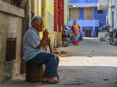 Jodhpur, Hindistan - 6 Kasım 2017. Jodhpur, Hindistan eski şehirde oturan bir adam. Jodhpur Rajasthan eyaletinde ikinci büyük kentidir.
