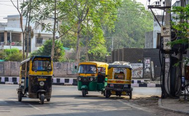 Jodhpur, Hindistan - 6 Kasım 2017. Tuk tuk taksiler Jodhpur, Hindistan Caddesi üzerinde çalıştırın. Jodhpur Rajasthan eyaletinde ikinci büyük kentidir.