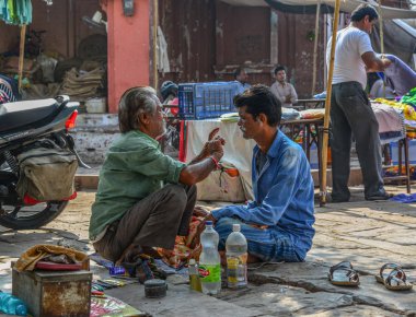 Jodhpur, Hindistan - 6 Kasım 2017. Bir adam bir tıraş Jodhpur, Hindistan bir sokak kuaför dükkanında alır. Jodhpur Rajasthan eyaletinde ikinci büyük kentidir.