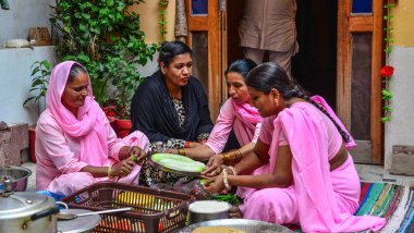 Jodhpur, Hindistan - 6 Kasım 2017. Hintli kadın Jodhpur, Hindistan geleneksel yemek pişirme. Jodhpur birçok saraylar kaleleri ve tapınaklar içeren popüler bir turistik yer.