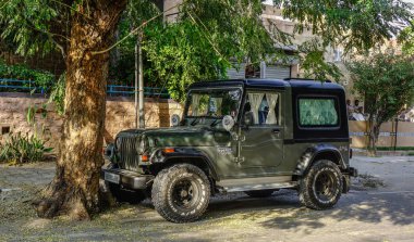 Jodhpur, Hindistan - 6 Kasım 2017. Bir Jeep Park Caddesi Jodhpur, Hindistan üzerinde. Jodhpur Rajasthan eyaletinde ikinci büyük kentidir.