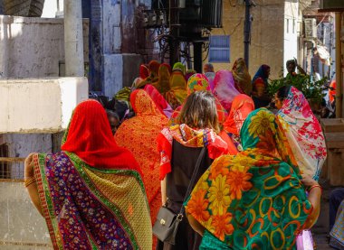 Pushkar, Hindistan - 5 Kasım 2017. Pushkar, Hindistan'da sokakta yürüyen kadınlar. Pushkar Hindular ve Sihler, Rajasthan eyalet içinde yer alan için bir hac sitedir.