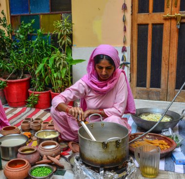 Jodhpur, Hindistan - 6 Kasım 2017. Hintli kadın Jodhpur, Hindistan geleneksel yemek pişirme. Jodhpur birçok saraylar kaleleri ve tapınaklar içeren popüler bir turistik yer.