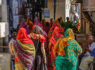 Pushkar, Hindistan - 5 Kasım 2017. Pushkar, Hindistan'da sokakta yürüyen kadınlar. Pushkar Hindular ve Sihler, Rajasthan eyalet içinde yer alan için bir hac sitedir.