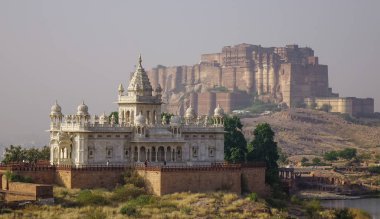 Mehrangharh Kalesi ve Jaswant Thada Türbesi mavi şehir Jodhpur, Hindistan havadan görünümü.