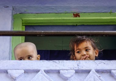 Jodhpur, Hindistan - 6 Kasım 2017. Jodhpur, Hindistan kırsal evinde oynayan çocuk. Jodhpur Rajasthan eyaletinde ikinci büyük kentidir.