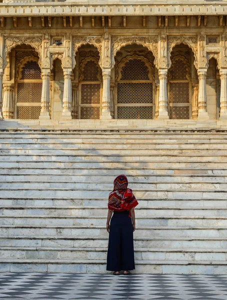 Kvinna Folkdräkt Forntida Tempel Jodhpur India — Stockfoto